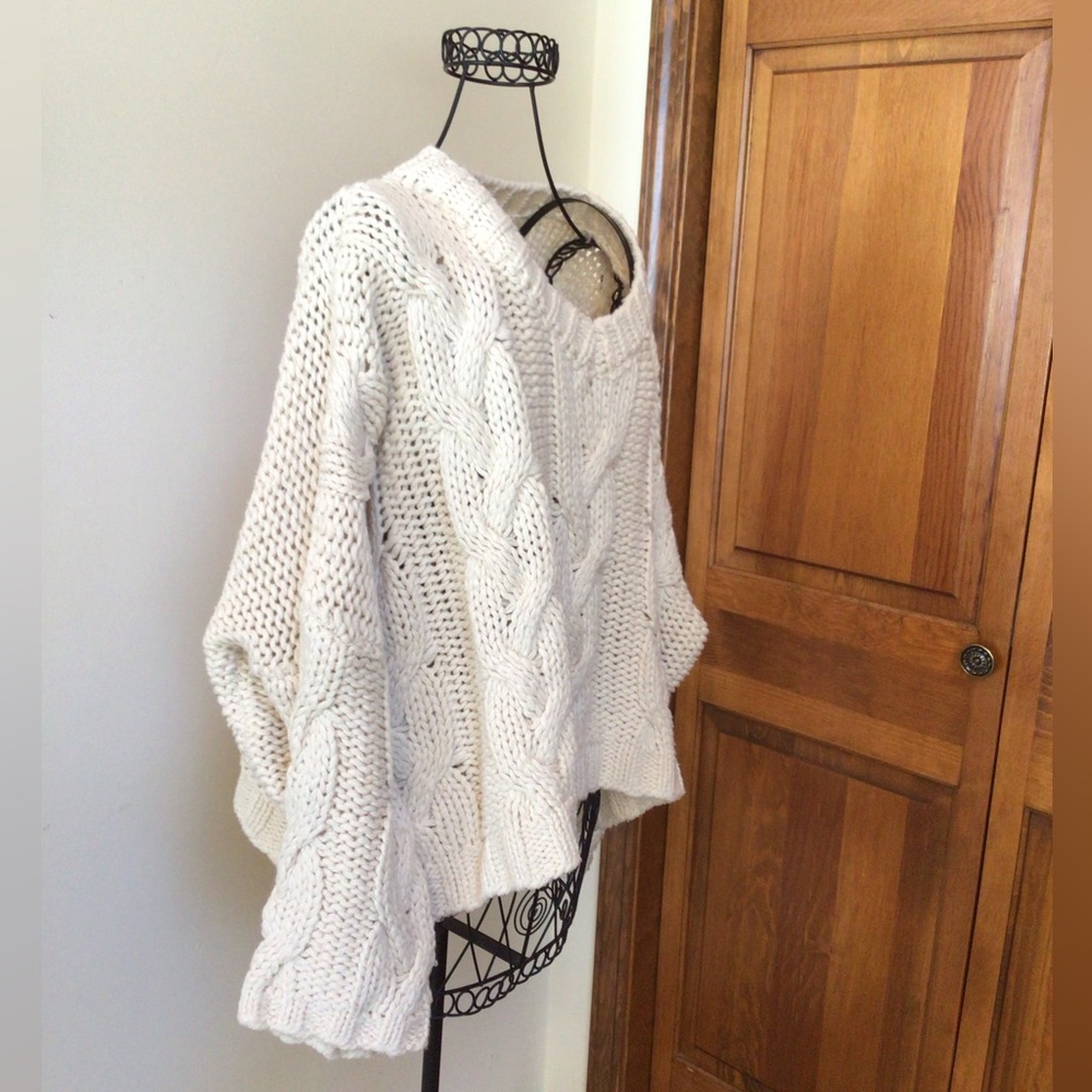 HYFVE Cable Knit V-Neck Sweater, L - Picture 5 of 8